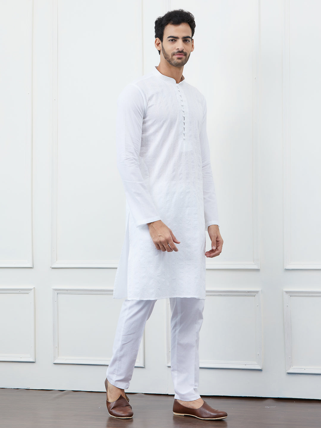 Men Pristine White Kurta with Delicate Embroidered Patterns and Pajama