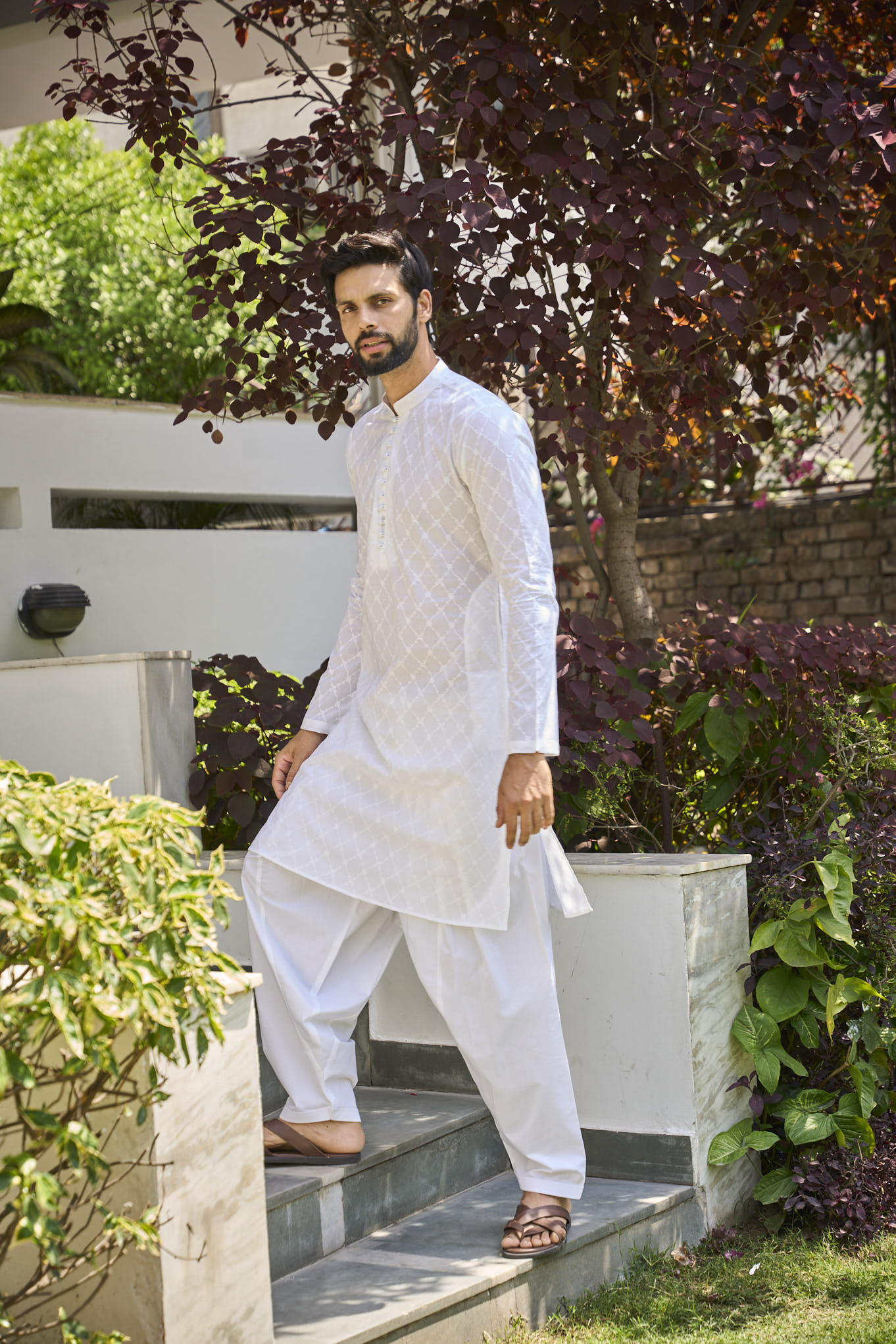 Men Floral White Chikankari Embroidered Straight Kurta