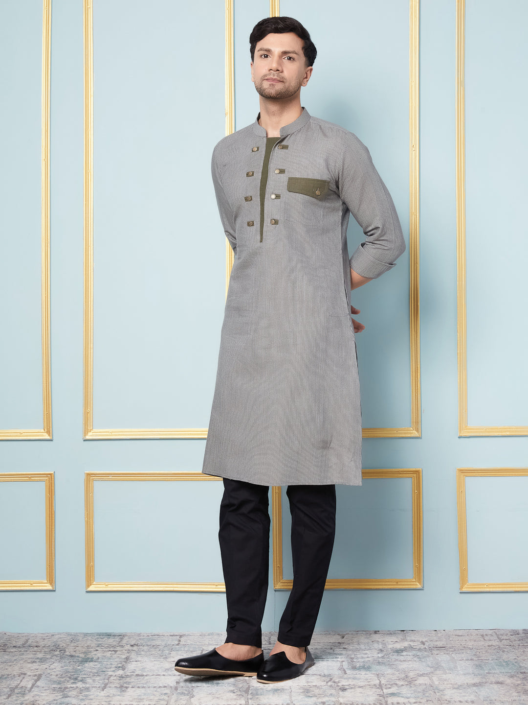 Men Grey Melange and Thread Work Kurta With pyjama