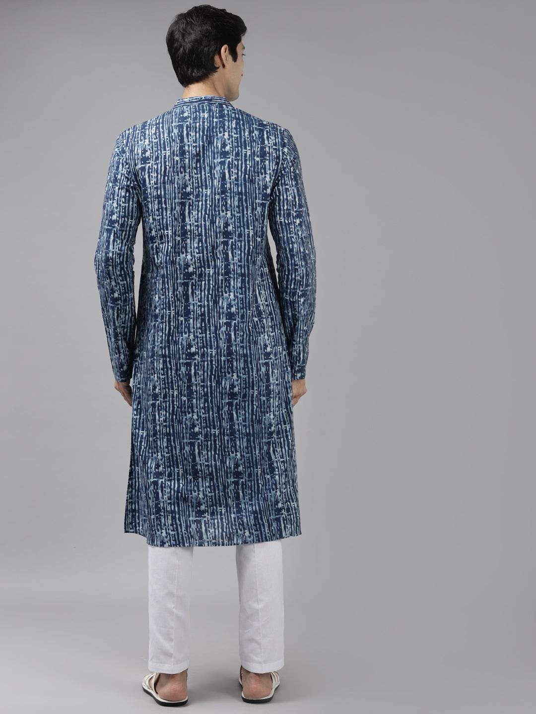 Men Indigo Printed Thread Work Kurta With Pajama