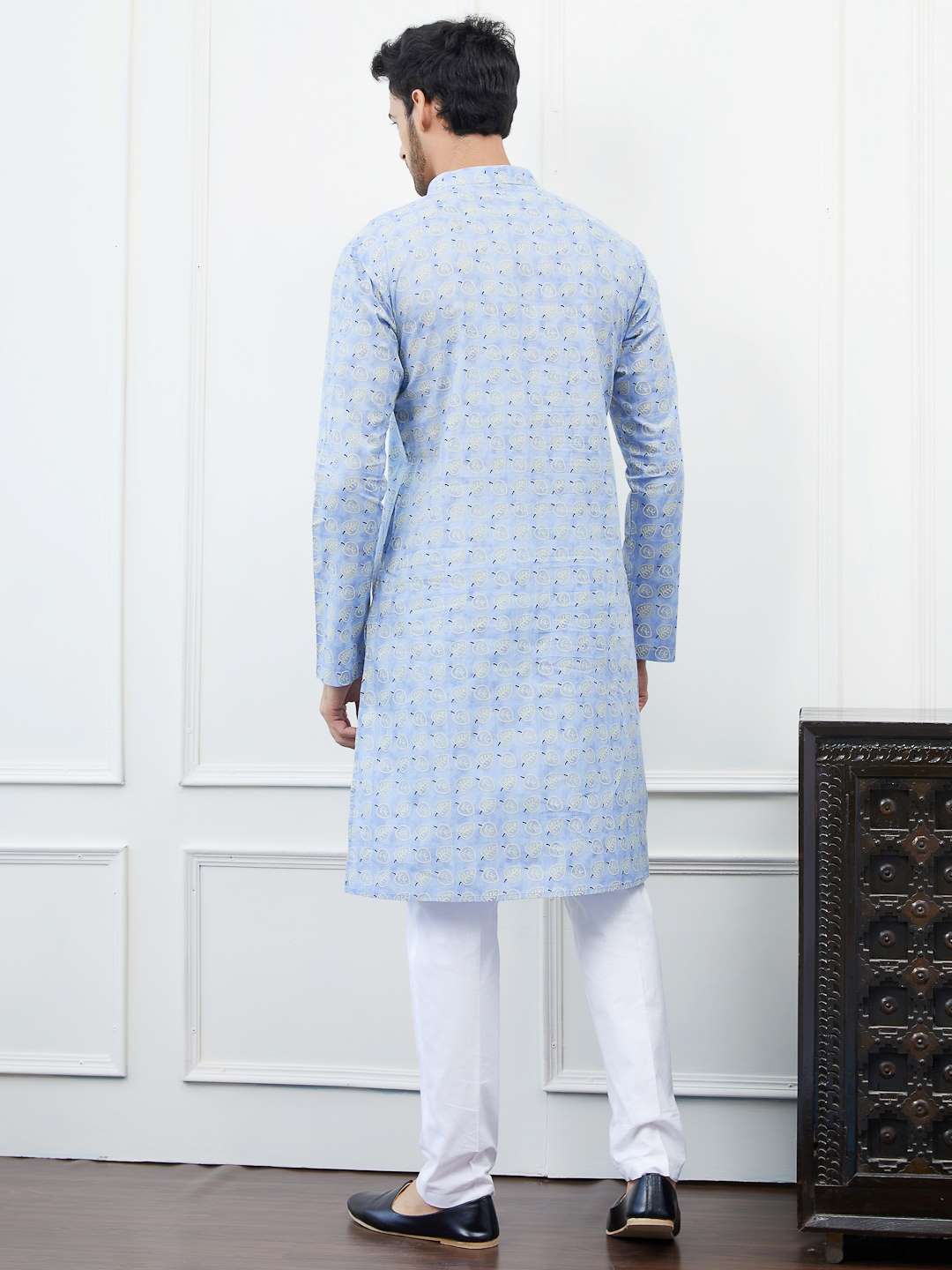 Men Blue & White Leaf Design Printed Cotton Kurta